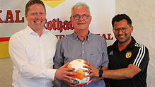 Vorfreude auf das Bezirkspokalfinale am Donnerstag: Der Vorsitzende des Bezirks Bodensee, Konrad Matheis (Mitte), und die Trainer der ...