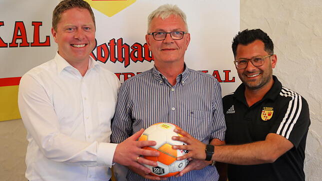 Vorfreude auf das Bezirkspokalfinale am Donnerstag: Der Vorsitzende des Bezirks Bodensee, Konrad Matheis (Mitte), und die Trainer der ...