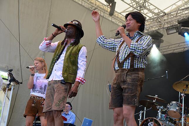 Die Joe-Williams-Band mischt den Rathausplatz auf. Bild: Sabine Naiemi