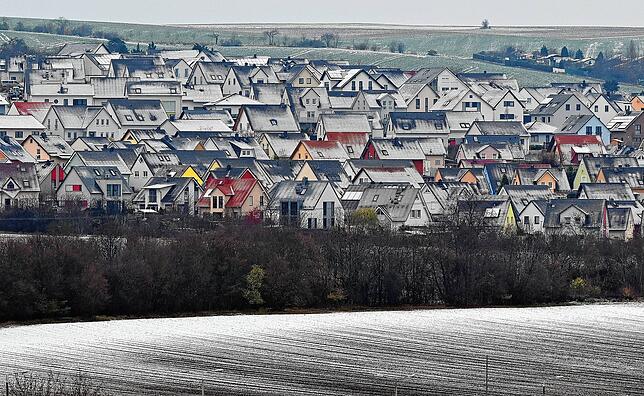 In Zeiten des Niedrigzinses werden Immobilien zum gefragten Anlageobjekt. Die Kaufpreise entwickeln sich mancherorts stürmisch, auch in ...