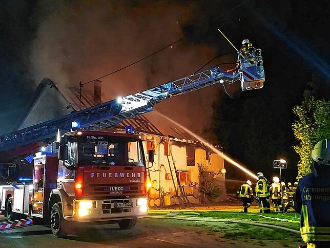 Bild 10: Bilder vom Brand eines ehemaligen landwirtschaftlichen Gebäudes in Schwackenreute