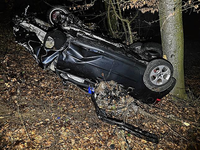 Das Auto liegt nach einem Unfall in Mülligen im Kanton Aargau auf dem Dach, der Motor daneben.