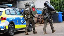 (Archivbild) Ein Sondereinsatzkommando (SEK) ist Ende Februar 2025 im Konstanzer Stadtteil Paradies im Einsatz. Der Grund ist eine ...