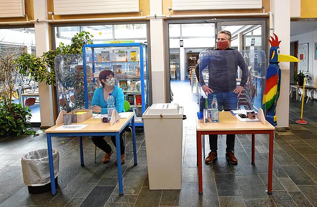 Carolin Pfundstein und Daniel Trüb im Wahllokal Berchenschule