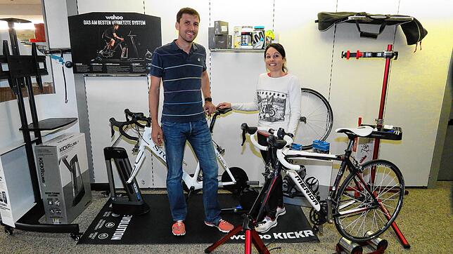 Montieren noch einmal: Maike und Holger Czujack in ihrem Sportkiosk.