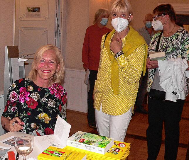 Gaby Hauptmann am Büchertisch beim Signieren ihrer Bücher im Schloss Bonndorf.