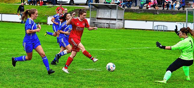 Bild 1: Fußballerinnen des SV Niederhof startet mit deutlichem 11:0-Derbysieg gegen die SG Hotzenwald in die neue Landesliga-Saison