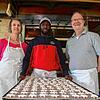 Abdoulie Camaro mit seinen Chefs Miriam und Uwe Hilsenbeck in der Backstube. Die Bäckereinhaber sind fassungslos, dass der Afrikaner, ...