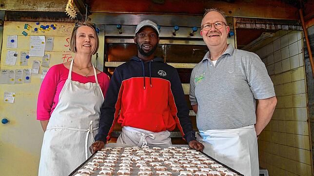 Abdoulie Camaro mit seinen Chefs Miriam und Uwe Hilsenbeck in der Backstube. Die Bäckereinhaber sind fassungslos, dass der Afrikaner, ...