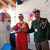 Schlüsselübergabe an die Repräsentanten der Dettighofer Fasnacht (von links): Obernarr Mario Moser, Bürgermeisterin Marion Frei und der ...
