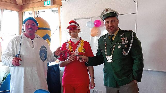 Schlüsselübergabe an die Repräsentanten der Dettighofer Fasnacht (von links): Obernarr Mario Moser, Bürgermeisterin Marion Frei und der ...