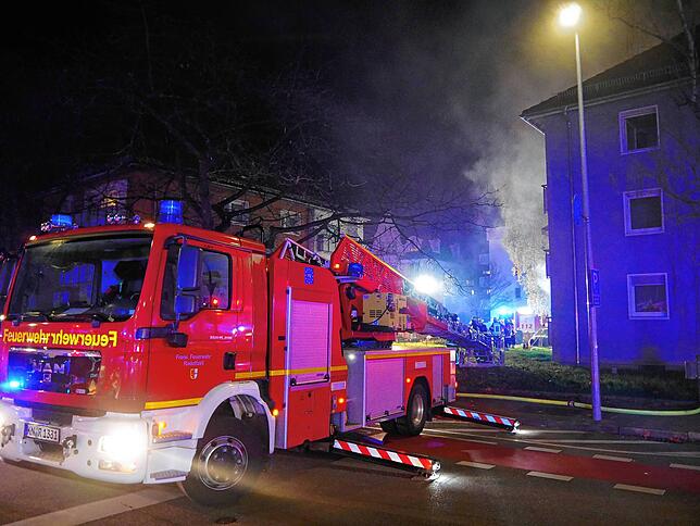 Unterstützung aus Radolfzell und Rielasingen-Worblingen: Beide Wehren kamen mit ihren Drehleitern den Singener Kollegen zur Hilfe.