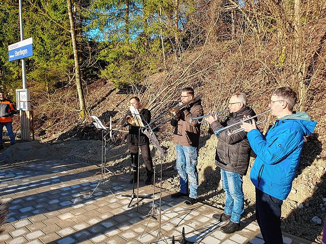 Ortsvorsteher Daniel Armbruster (links) konnte einige seiner Musikerkollegen motivieren, bei der Eröffnung des Bahnhalts Eberfingen für ...