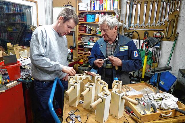 Die Rätschen sind das gemeinsame Werk von Matthias Gisi, für die Arbeiten mit Holz, und von Albert Baumeister für die Metallteile.