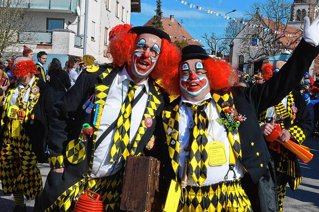 Bunt wie der Umzug in Neuhausen, die Dorf-Clowns aus Nußbach.