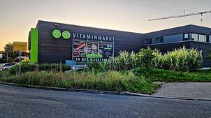 Der Vitaminmarkt im Hilzinger Gewerbegebiet ist seit Oktober 2024 geschlossen. Das Gebäude samt Grundstück steht inzwischen zum Verkauf.