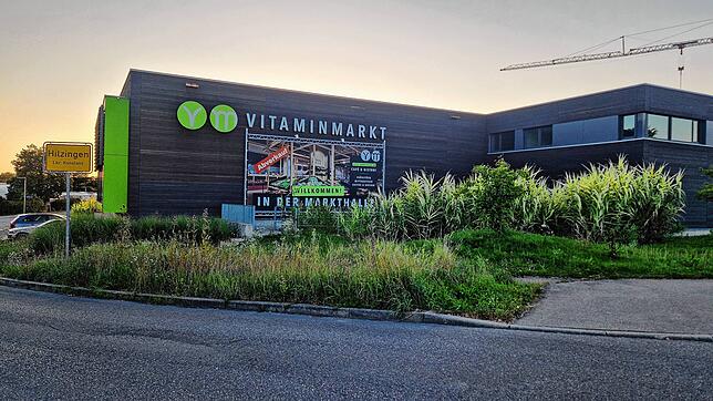 Der Vitaminmarkt im Hilzinger Gewerbegebiet ist seit Oktober 2024 geschlossen. Das Gebäude samt Grundstück steht inzwischen zum Verkauf.