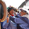 Die Hutkreationen der Rebwieber gefallen Renate Müller (links). Bilder: Rossner