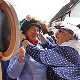Die Hutkreationen der Rebwieber gefallen Renate Müller (links). Bild: Rossner
