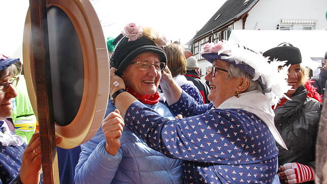 Die Hutkreationen der Rebwieber gefallen Renate Müller (links). Bild: Rossner