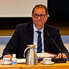 Will erst noch prüfen und dann unterschreiben, doch dann kommt ihm sein Bürgermeister zuvor: OB Roth wird im VS-Rathaus von seinem ...