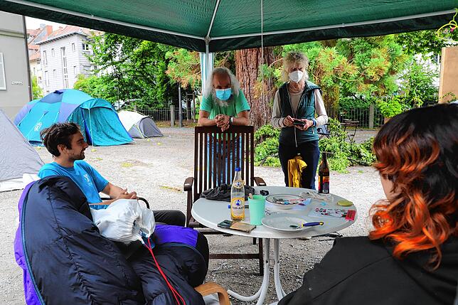 Besuch von Unterstützern (von links): Manuel Oestringer im Gespräch mit Roland Didra und Andrea Kraneburg-Didra aus Allensbach