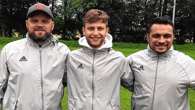 Transfer-Coup beim SV BW Murg: Sportchef Andreas Braunagel (links) und Trainer Giuseppe Stabile nehmen ihren künftigen &bdquo;spielenden ...