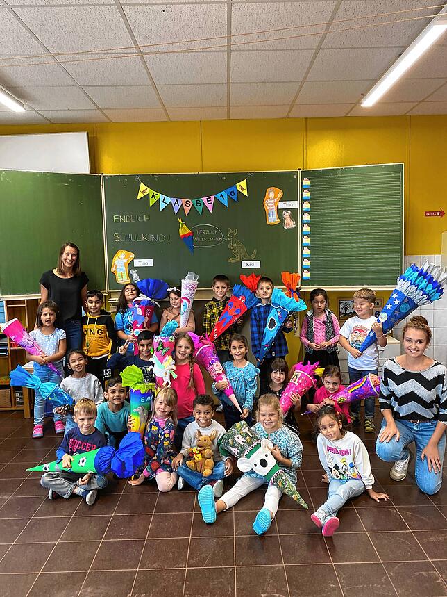 Klasse 1a: Die Erstklässler mit Klassenlehrerin Carolin Schwara. Mit auf dem Foto Erzieherin Sophia Fischer.