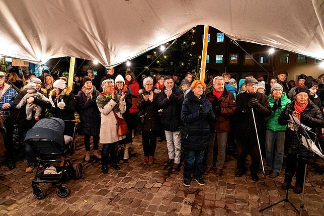 Dicht gedrängt lauschten die Besucher des Weihnachtsmarktes der Weihnachtsgeschichte von Oberbürgermeister Jürgen Roth.