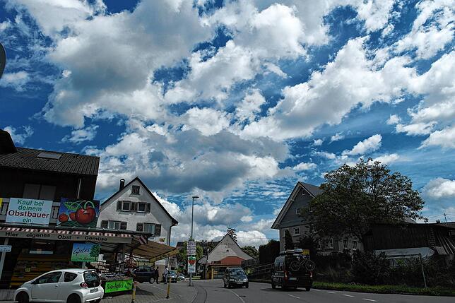 Der Ortsteil Hefigkofen gehört zu Oberteuringen. Rechts und links der Bundesstraße gibt es einige Hof- und Obstläden zum Einkaufen.