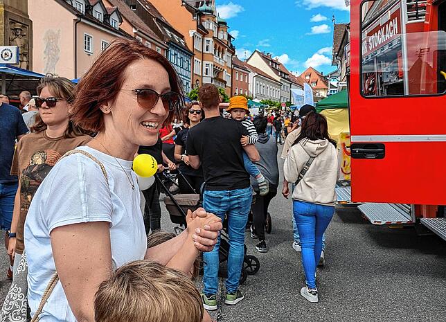 Bürgermeisterin Susen Katter ist zum ersten Mal mit ihren Kindern auf dem Schweizer Feiertag unterwegs.