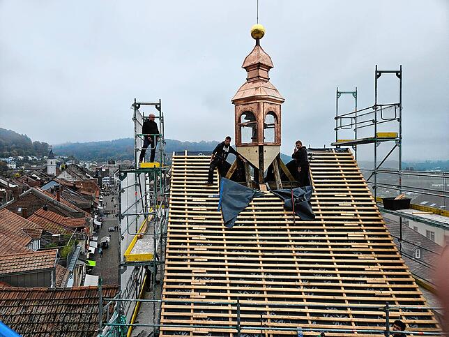 Bild 8: Der neue Glockenturm ist da! Historische Konstruktion frisch renoviert und wieder an Ort und Stelle