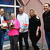 Glückliche Gewinner: Doris und Walter Schlögl aus Tengen (2. und 3. von links) haben beim Jahresrückblicksrätsel des Singener SÜDKURIER ...