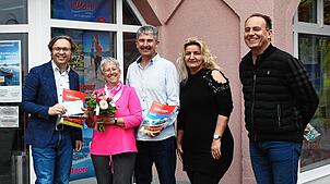 Glückliche Gewinner: Doris und Walter Schlögl aus Tengen (2. und 3. von links) haben beim Jahresrückblicksrätsel des Singener SÜDKURIER ...