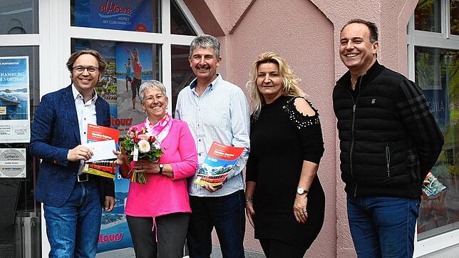 Glückliche Gewinner: Doris und Walter Schlögl aus Tengen (2. und 3. von links) haben beim Jahresrückblicksrätsel des Singener SÜDKURIER ...
