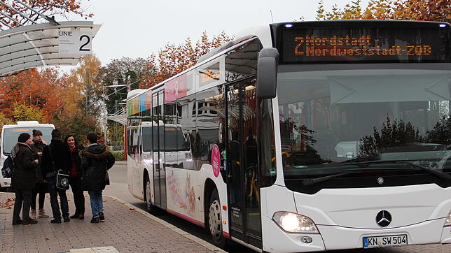 Erfreut sich immer größerer Beliebtheit: Der Radolfzeller Stadtbus, hier am Busbahnhof, wird dankt gesenkter Fahrpreise besser ...