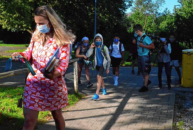 Alltag im Präsenzunterricht während der Coronakrise: Englischlehrerin Conny Sacotte muss ihre Lerngruppe vor dem Unterricht vor dem ...