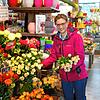 Liesa Wassmer, Juniorchefin der Markthalle Wassmer, sortiert Blumen im Verkaufsraum der Halle. Seit Corona können Kunden die Sträuße im ...