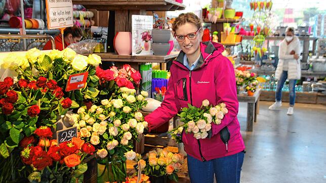 Liesa Wassmer, Juniorchefin der Markthalle Wassmer, sortiert Blumen im Verkaufsraum der Halle. Seit Corona können Kunden die Sträuße im ...