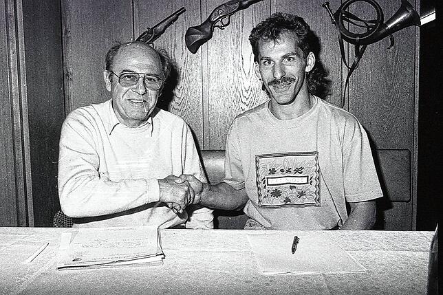 Per Handschlag zum Vertrag 1993: Nach schwachem Saisonstart verpflichtete SC-Präsident Achim Stocker (links) den Wehrer Stürmer, der ...