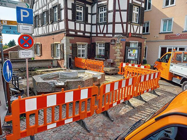 Auf diesem Bild vom Oktober 2023 sind noch die Reste des alten Rathausbrunnens zu sehen. Er musste abgerissen werden, auch weil er ...