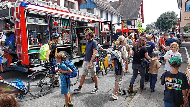 Bei der Fahrzeugschau der Feuerwehr herrschte reger Betrieb. Besonders die jüngsten Besucher waren fasziniert.