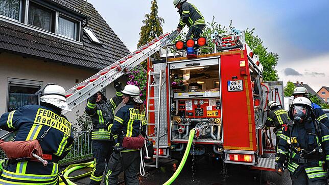 Schnell wieder alles einpacken: Bei einer Feuerwehrübung in Böhringen wurden die Einsatzkräfte zu einem echten Einsatz gerufen.
