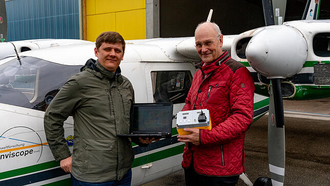 Hagelflieger in Donaueschingen..Entwickler Roman Wehrle (links) und 3. Vorsitzender Peter Hellstern (rechts) erklären das neue Gerät zur ...