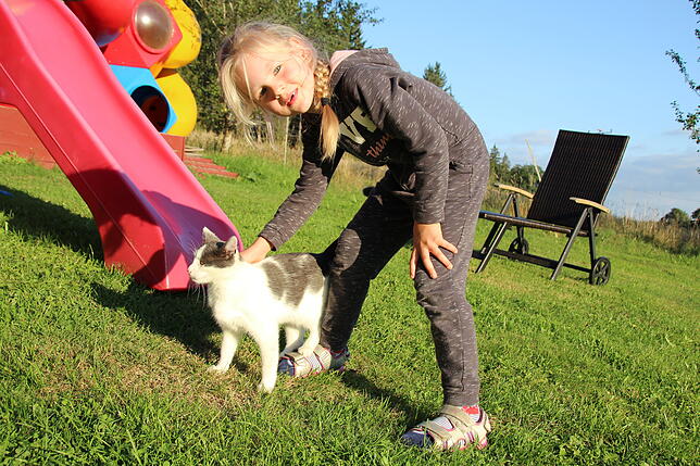 Die fünfjährige Sarah liebt es, mit den Tieren zu spielen.