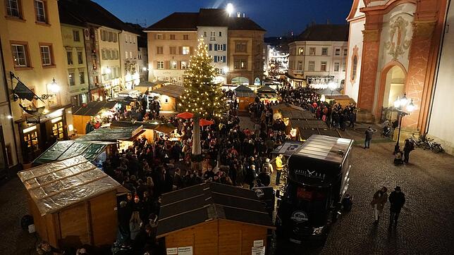Der Weihnachtsmarkt bringt Lichterglanz in die Trompeterstadt.