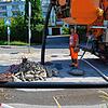 Ein Mitarbeiter der ausführenden Firma RS Kanal- und Umweltservice GmbH bei den Arbeiten am Bahnübergang auf der Peter-Thumb-Straße. Die ...