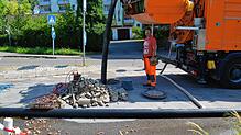 Ein Mitarbeiter der ausführenden Firma RS Kanal- und Umweltservice GmbH bei den Arbeiten am Bahnübergang auf der Peter-Thumb-Straße. Die ...