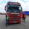 Gerhard Reger und Mike Bührer vom Transportunternehmen Transco vor einem der neuen E-LKW in Singen. Sie wollen Vorreiter sein.