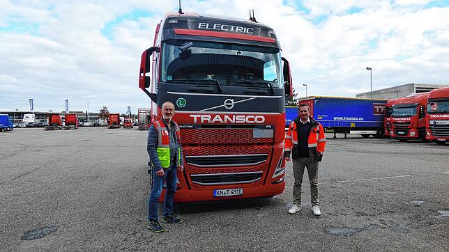 Gerhard Reger und Mike Bührer vom Transportunternehmen Transco vor einem der neuen E-LKW in Singen. Sie wollen Vorreiter sein.